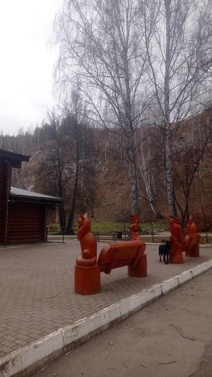 У ледяной пещеры