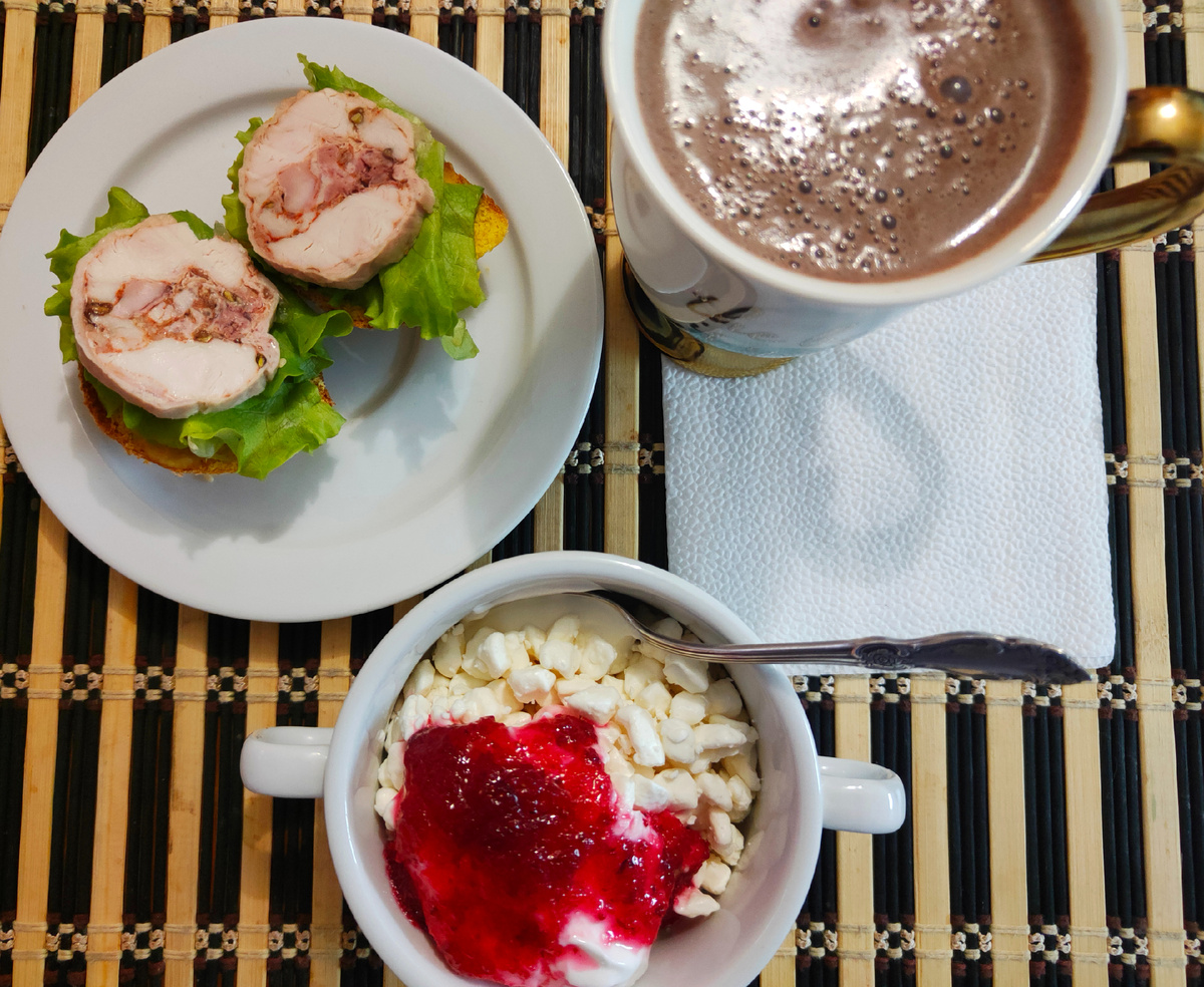Зернёный творог с протёртой клюквой; бутерброды с домашним куриным рулетом; какао; 