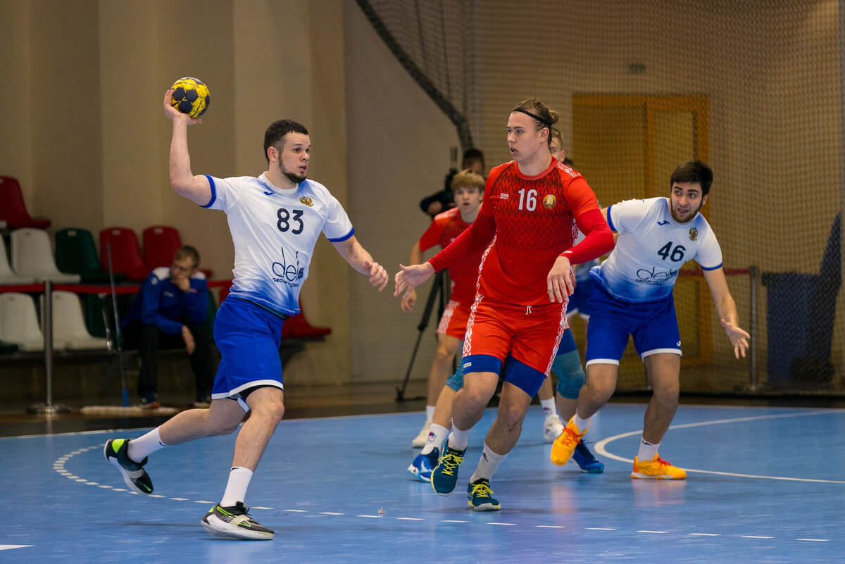    С мячом Кирилл Акрамов