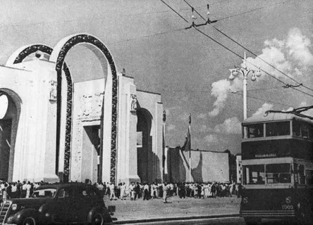 Двухэтажный троллейбус у главного входа на ВСХВ в 1939 году 