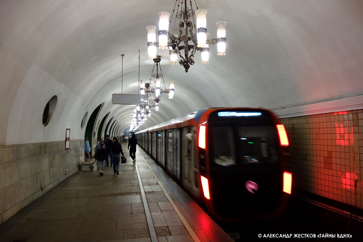Архитектор Надежда Быкова оформляла эту станцию московского метро, а когда ее ввели в строй, избегала здесь бывать. Фото автора из книги "Тайны ВДНХ. Коллекция впечатлений"