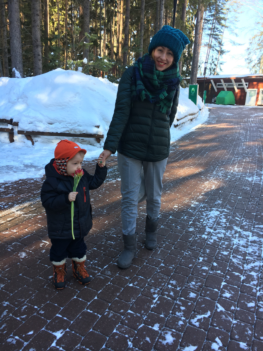 Фото автора. Март 2018-го. Тот самый всесезонный пуховик - на мне (очень удобно в машине ездить в таком). А Петя дарит всем цветочек для хорошего настроения 