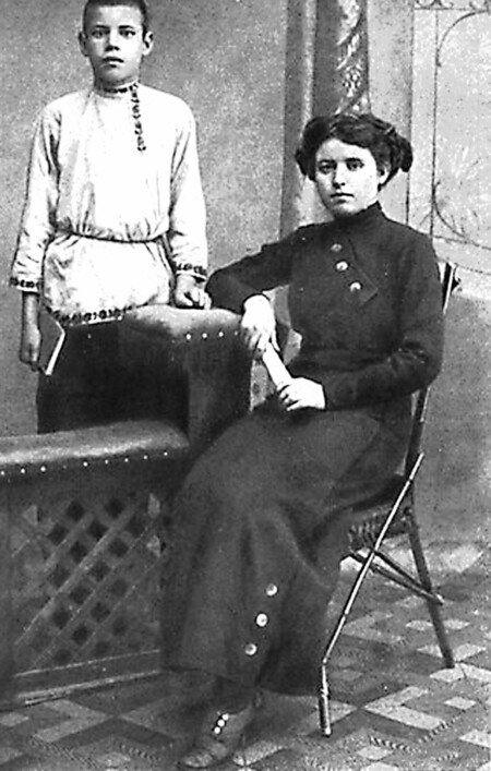 Миша Исаковский с любимой учительницей Екатериной Сергеевной.