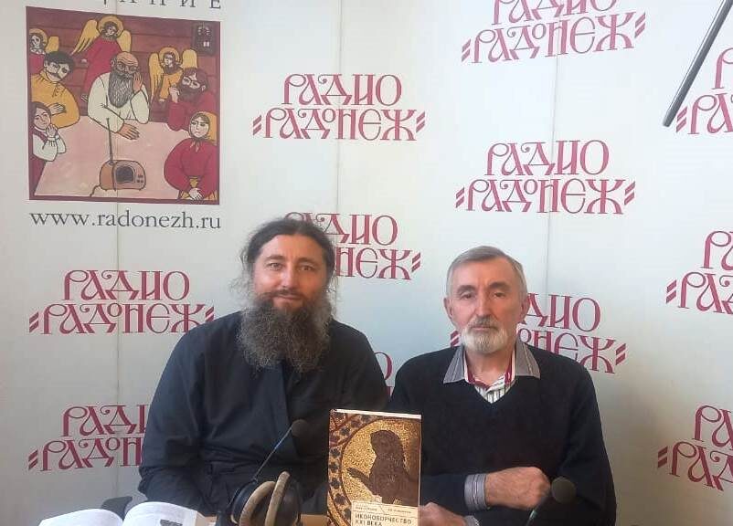 Соавторы книги в студии радиостанции