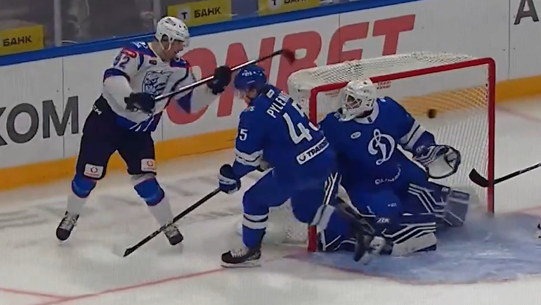    Защитник «Лады» Магомед Шараканов забил лакросс-гол в ворота «Динамо».Скриншот видео