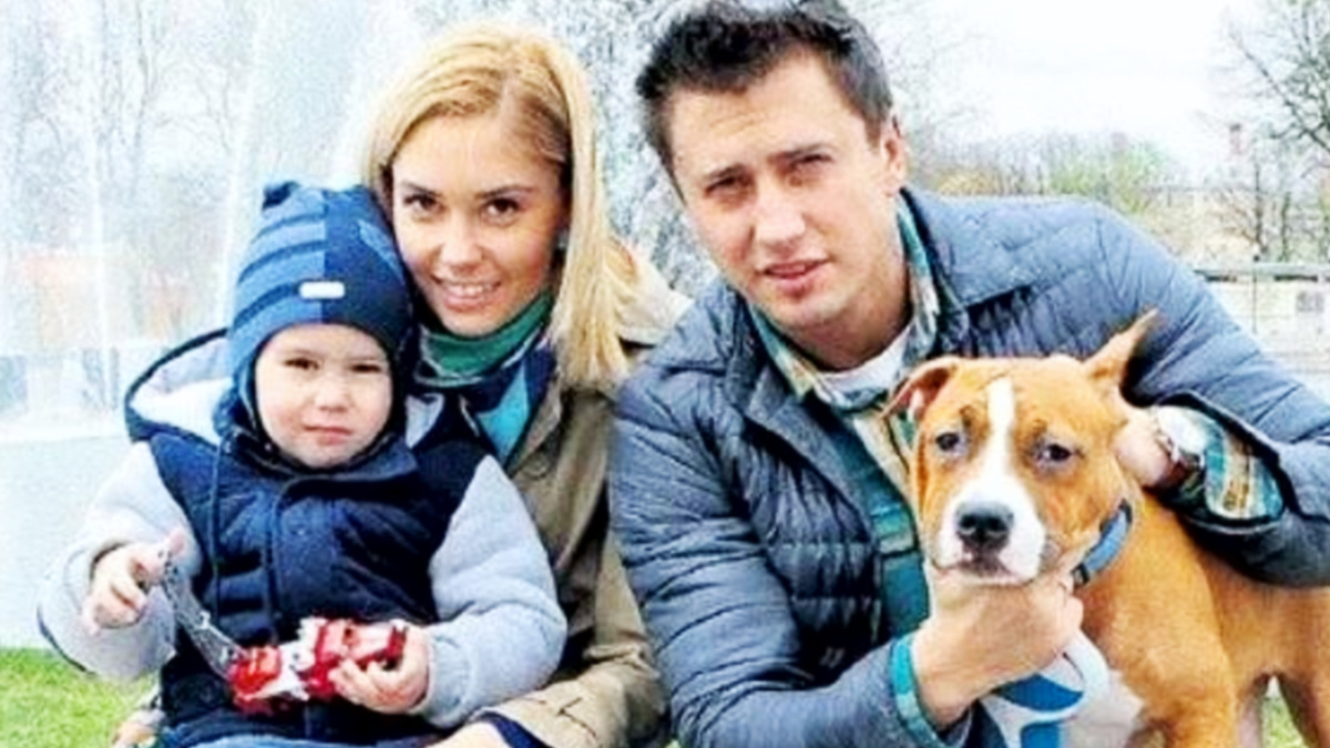 Павел Прилучный с сыном и Агатой Муцениеце