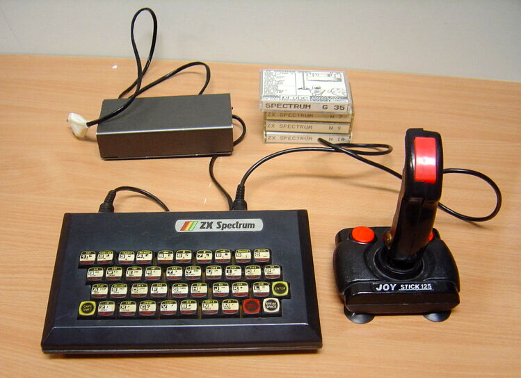 Компьютер ZX Spectrum с блоком питания и джойстиком (фото из сети).