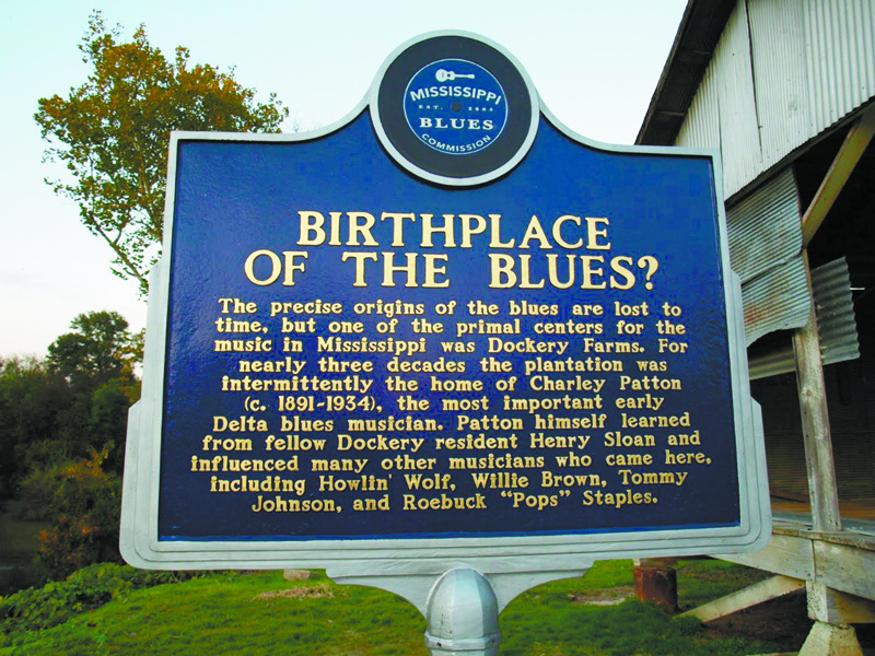 Памятная табличка с названием "Месторождение блюза". На ней говорится, что точное месторождение блюза неизвестно, однако ферма Докери в Дельте Миссисипи, на которой почти 30 лет жил Чарли Паттон, является ключевым местом, так как здесь просто жил великий Паттон и к нему часто заглядывали легенды блюза. Очевидно Хаулин Вулф жил где-то неподолеку.