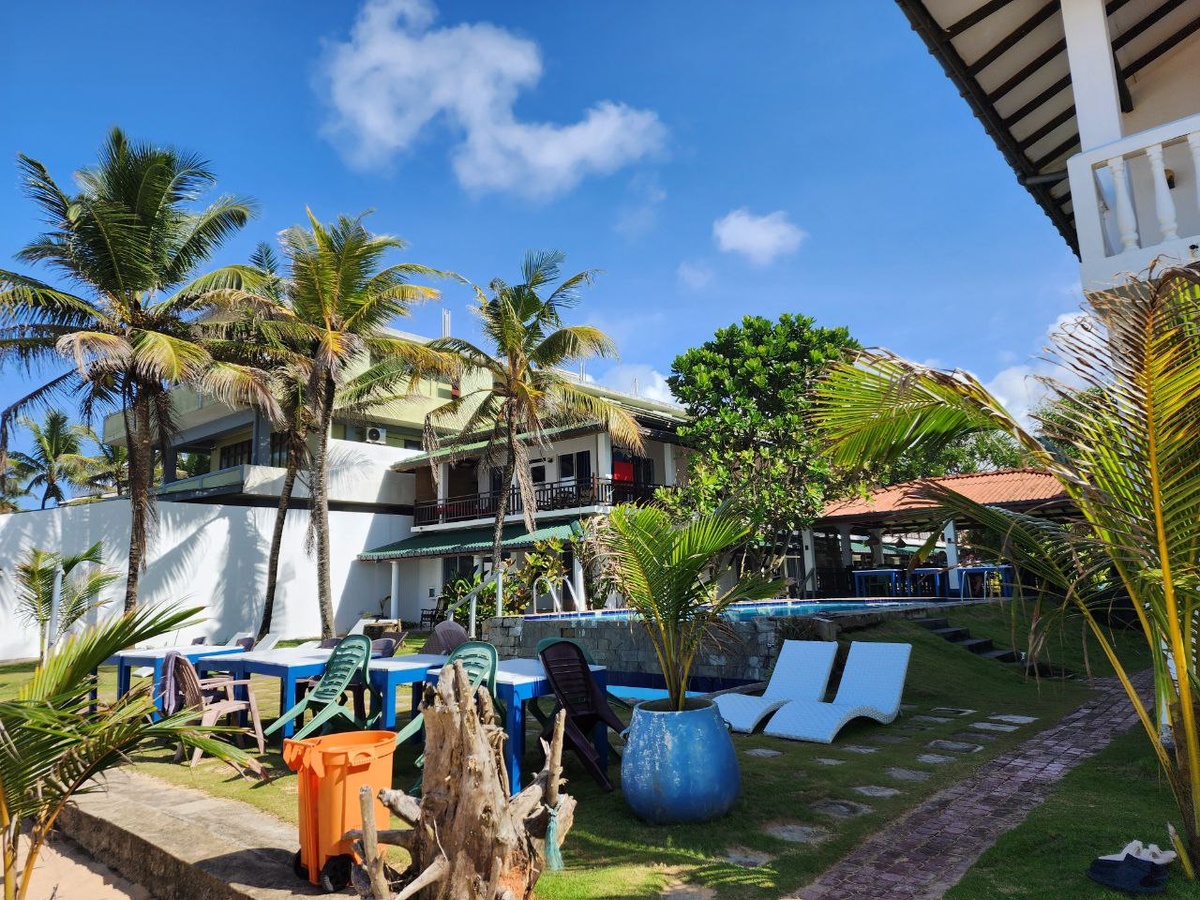 В таком прекрасном отеле на самом берегу океана мы жили в Хиккадуве.