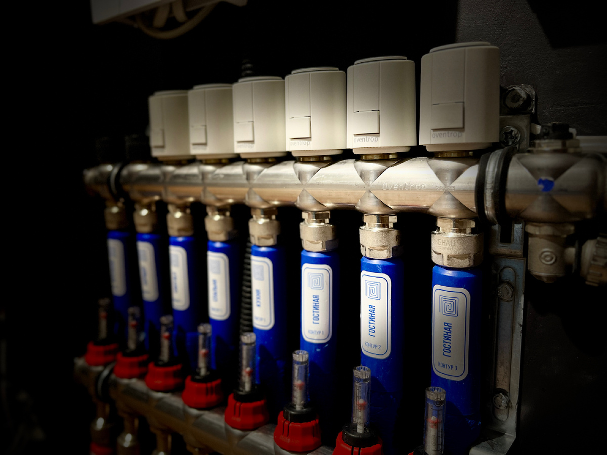 На фото коллектор теплого пола сервоприводы Oventrop(Германия) для зональной регулировки температуры в каждом помещении. 