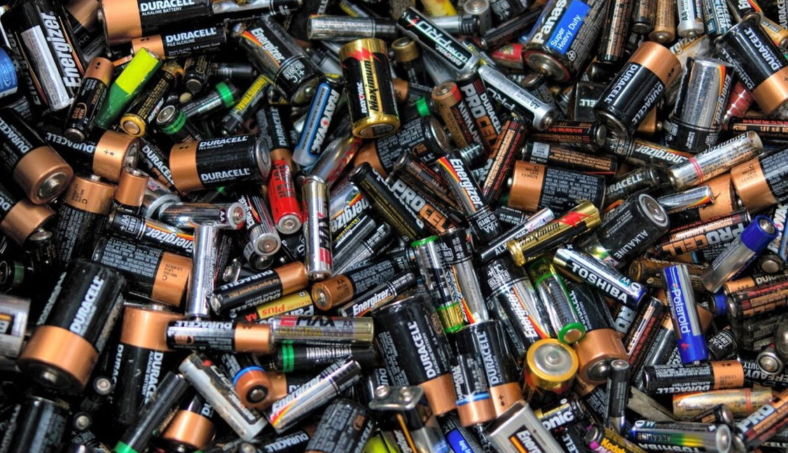 По некоторым данным, батарейки составляют 1% от общего объема твёрдых бытовых отходов, но ответственны за 50% образования токсичных металлов в мусоре. Один выброшенный на свалку источник питания, который разлагается более ста лет, заражает 20 квадратных метров земли или 400 литров воды.