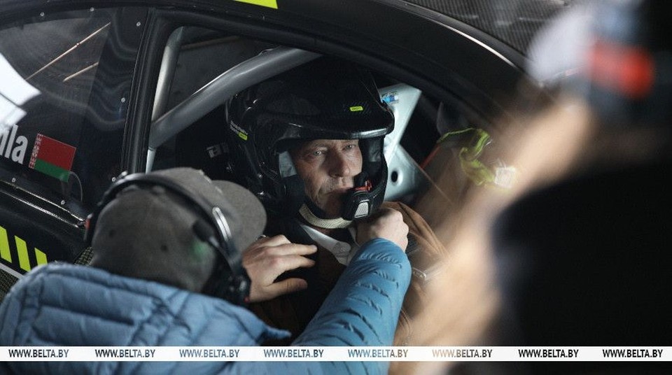    Артист - давний поклонник дрифтинга, поэтому принял участие в съемках. Фото: БелТА