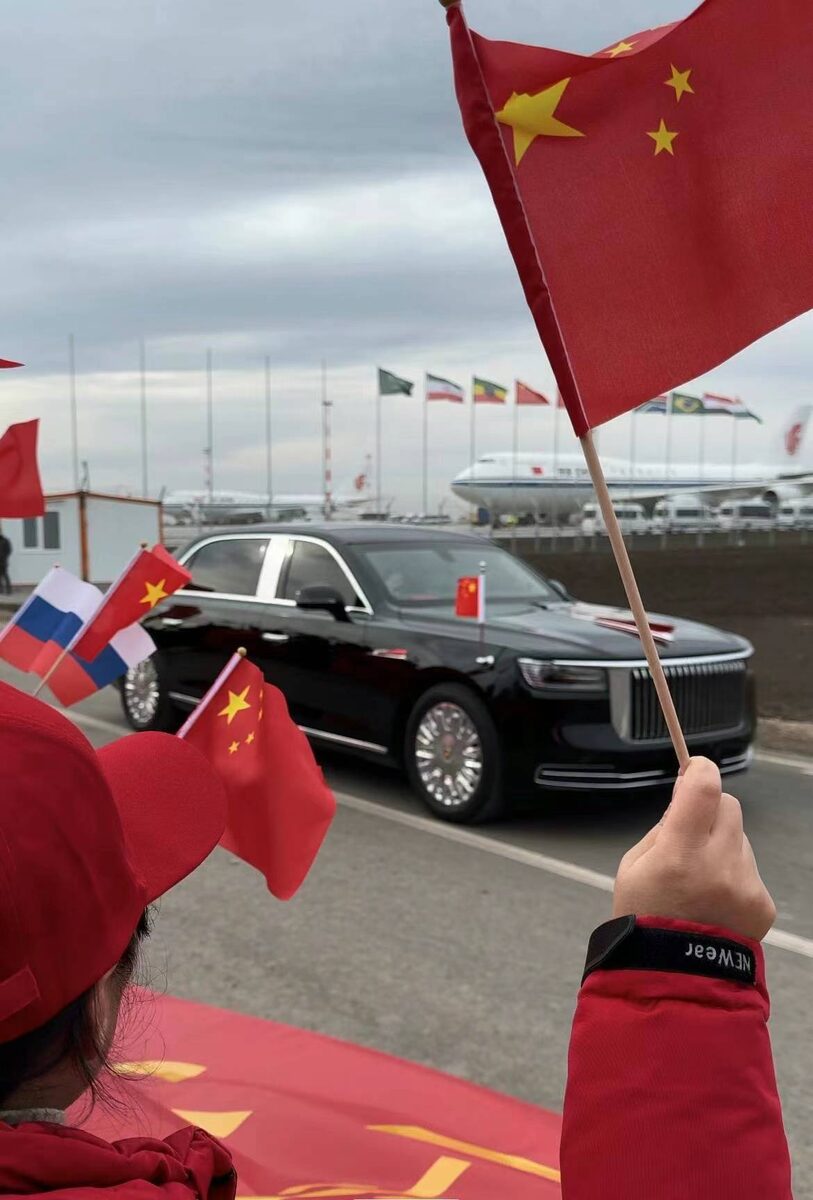 Как-то так встречали председателя КНР. Источник - Xiaohongshu.com