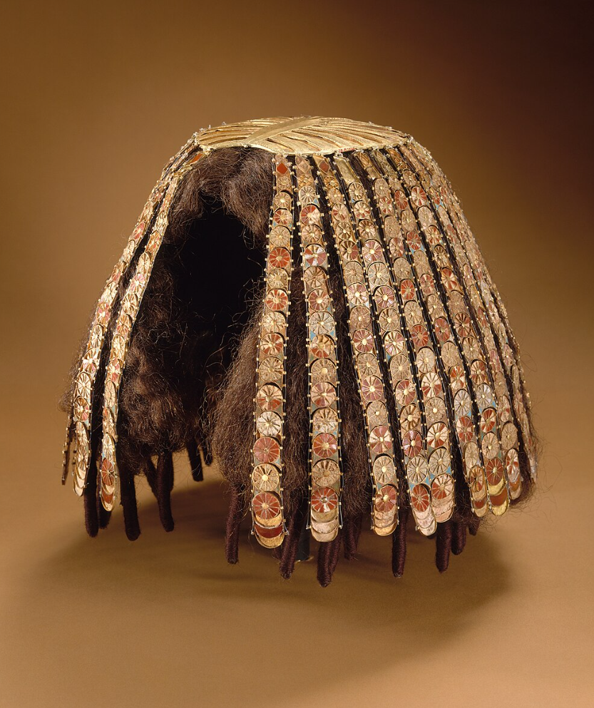 Древнеегипетский парик одной из жен фараона Тутмоса Третьего. 15 век до нашей эры. Фото из википедии.