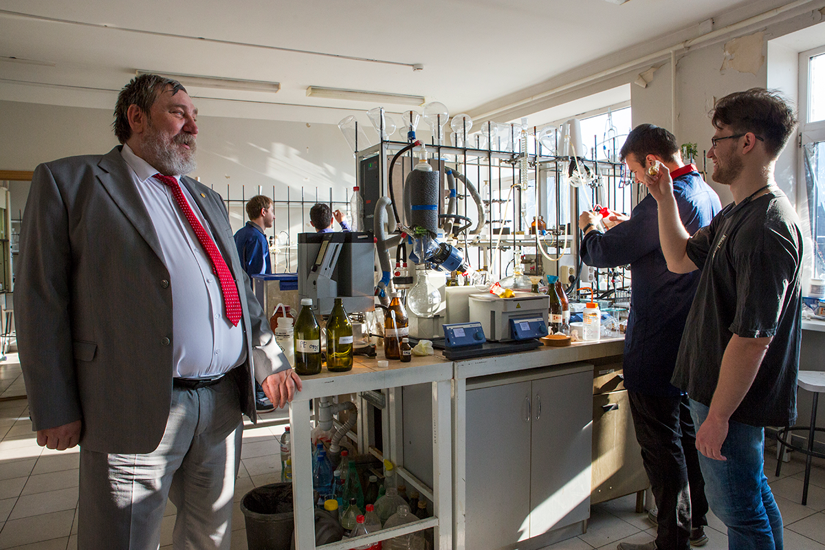 Александр Аксенов (слева) и аспиранты кафедры химии в лаборатории. Фото: Александр Погожев  