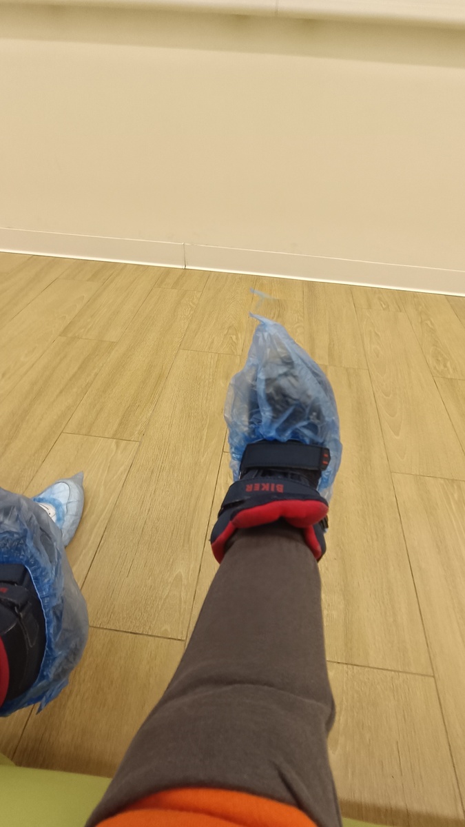 В ожидании. Миша фотографировал все вокруг, в том числе и свои ножки