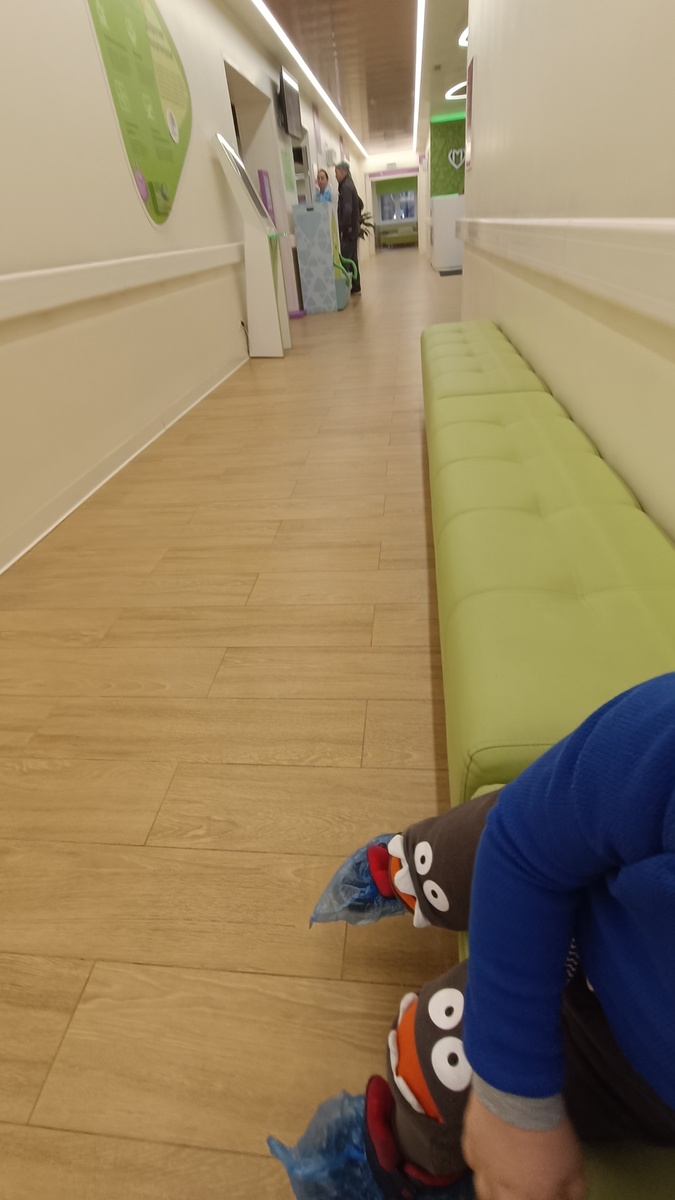 Коридор поликлиники, после ремонта приятно находиться 