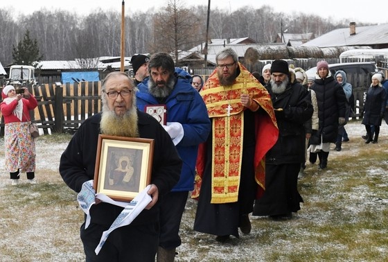    Прихожане и священнослужители во время крестного хода по случаю престольного праздника святой великомученицы Параскевы Пятницы