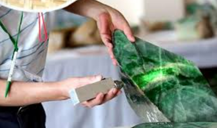 Жады умеют "работать на просвет" даже в массе. Это отличительный признак