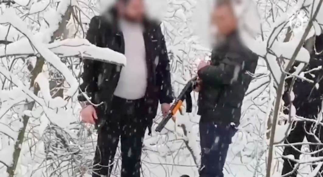 Фото: кадр со следственного эксперимента, на котором мужчина показал, как убил прохожего