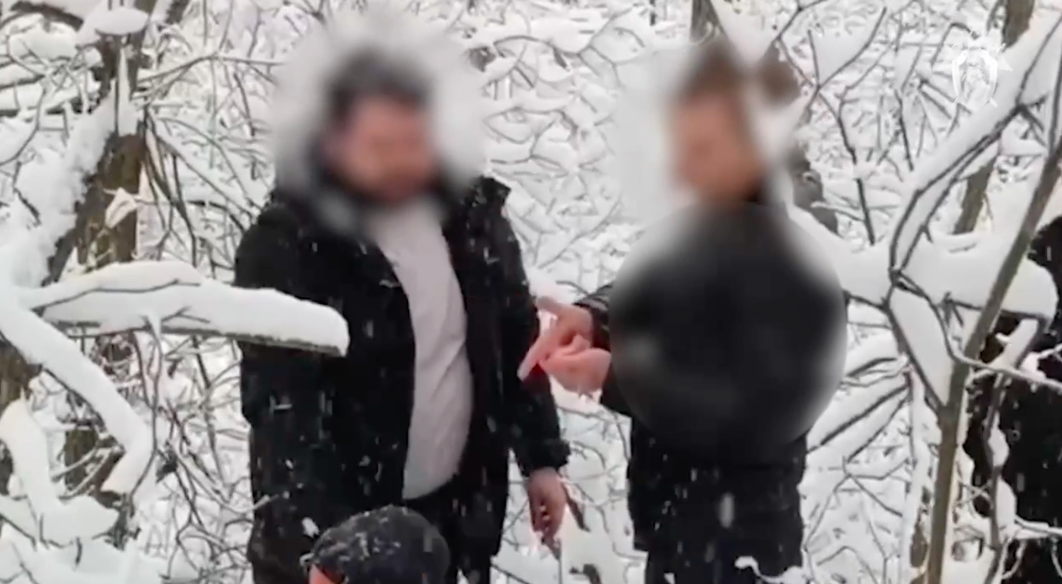 Фото: кадр со следственного эксперимента, на котором мужчина показал, как убил прохожего