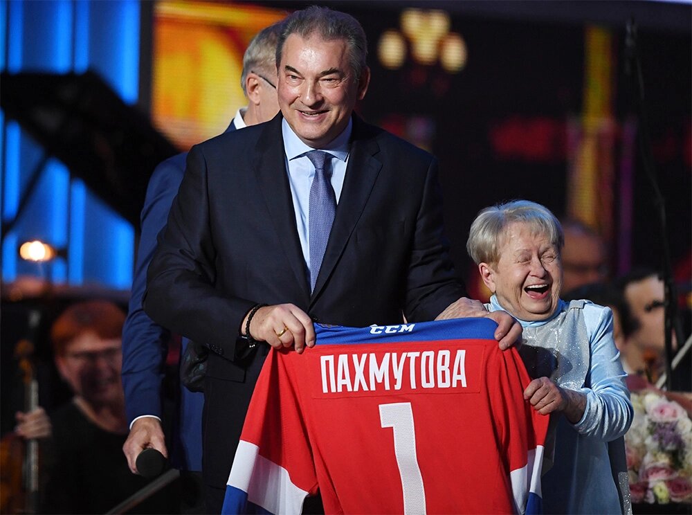    Владислав Третьяк дарит Александре Пахмутовой форму сборной России с первым порядковым номером. 2019 год. Фото:  РИА Новости/ Илья Питалев