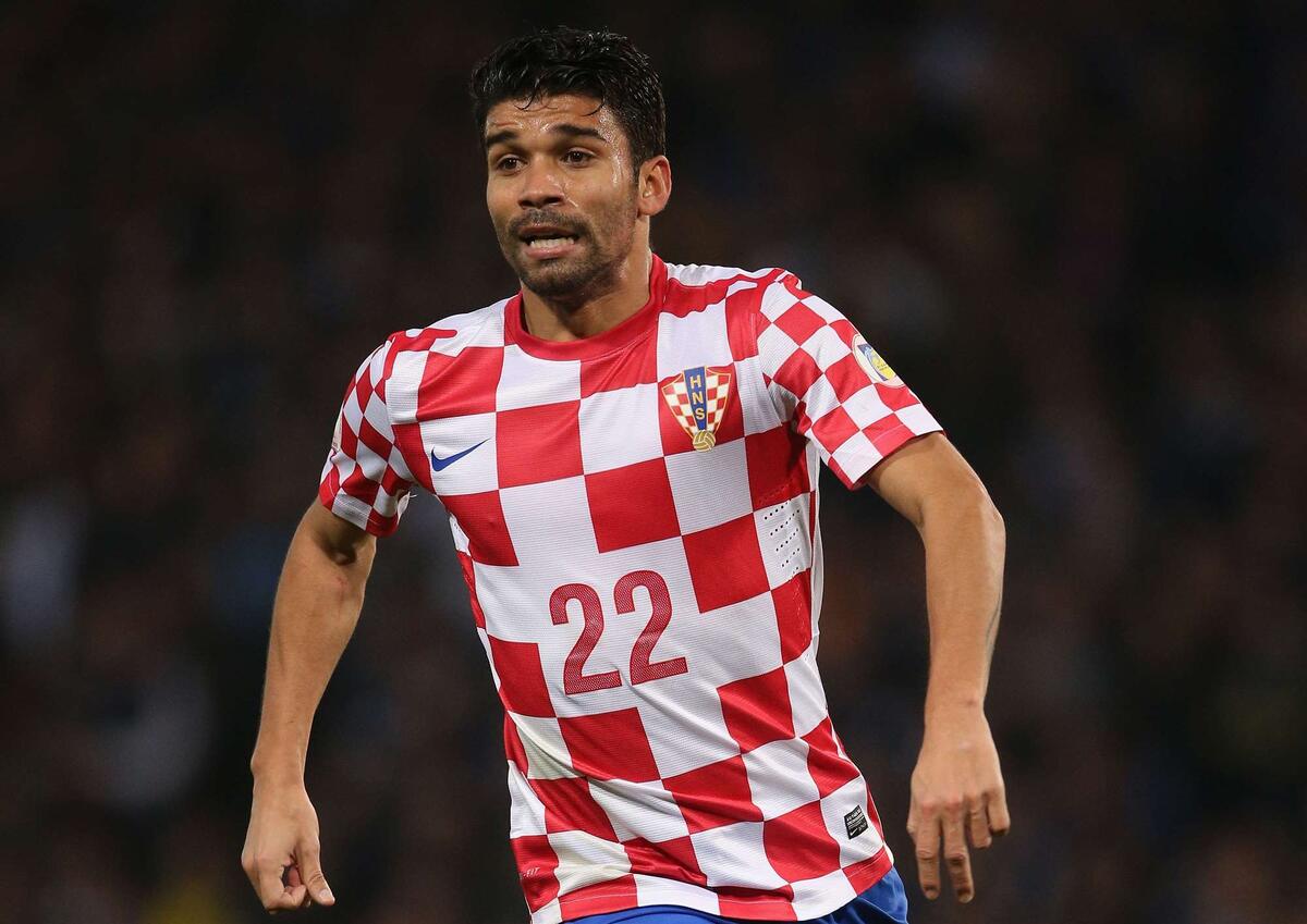 В футболке с шашечками этот смуглый парнишка смотрелся вполне органично