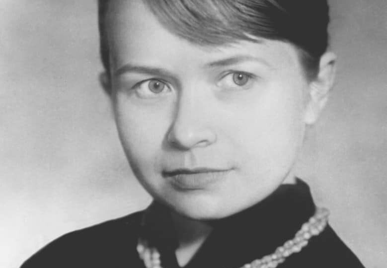 ГЛАВНОЕ, РЕБЯТА, СЕРДЦЕМ НЕ СТАРЕТЬ. НЕВЕРОЯТНАЯ ПАХМУТОВА