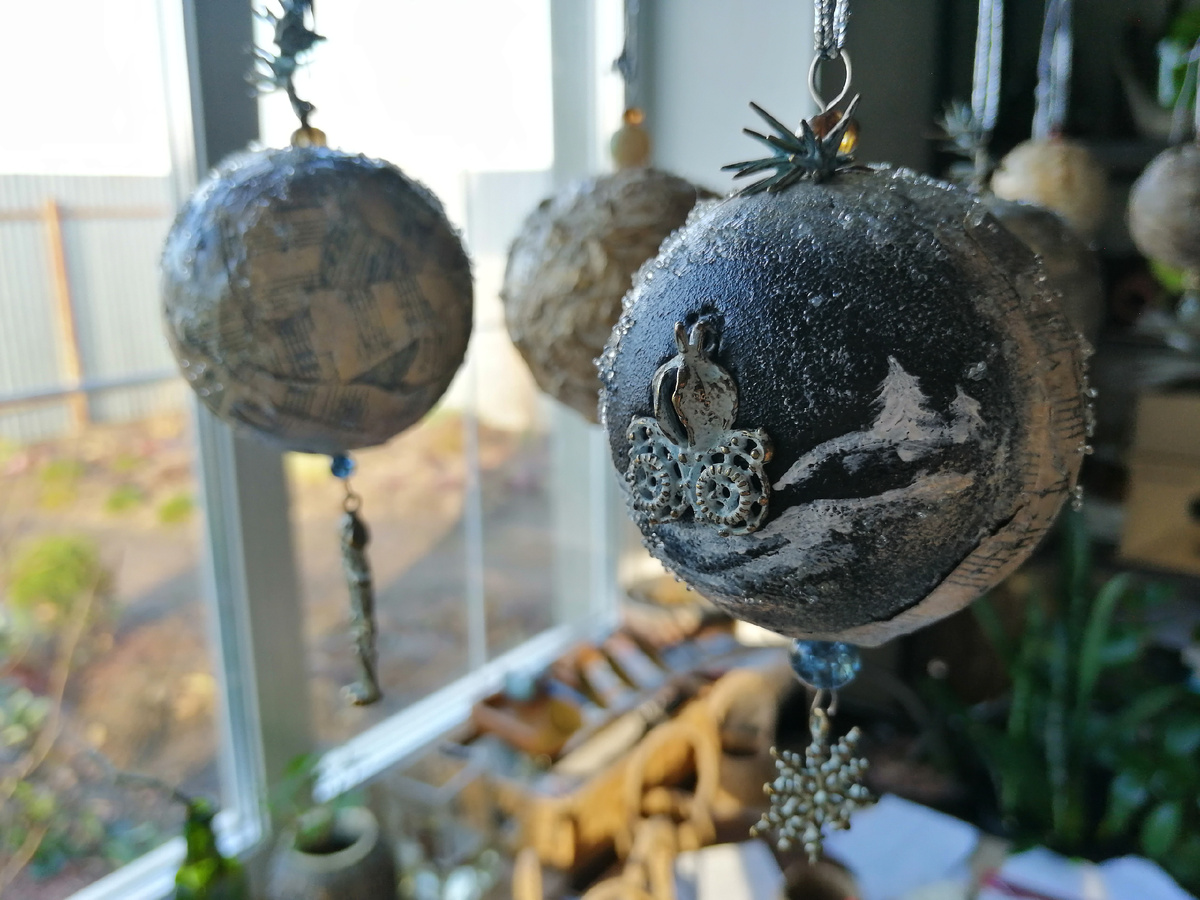 За окном мой миксбордер, который я делала на ваших глазах с конца августа (подборка 'Дневник миксбордера', ссылка в конце статьи). Ещё пару дней назад был красиво укрыт снежком. 