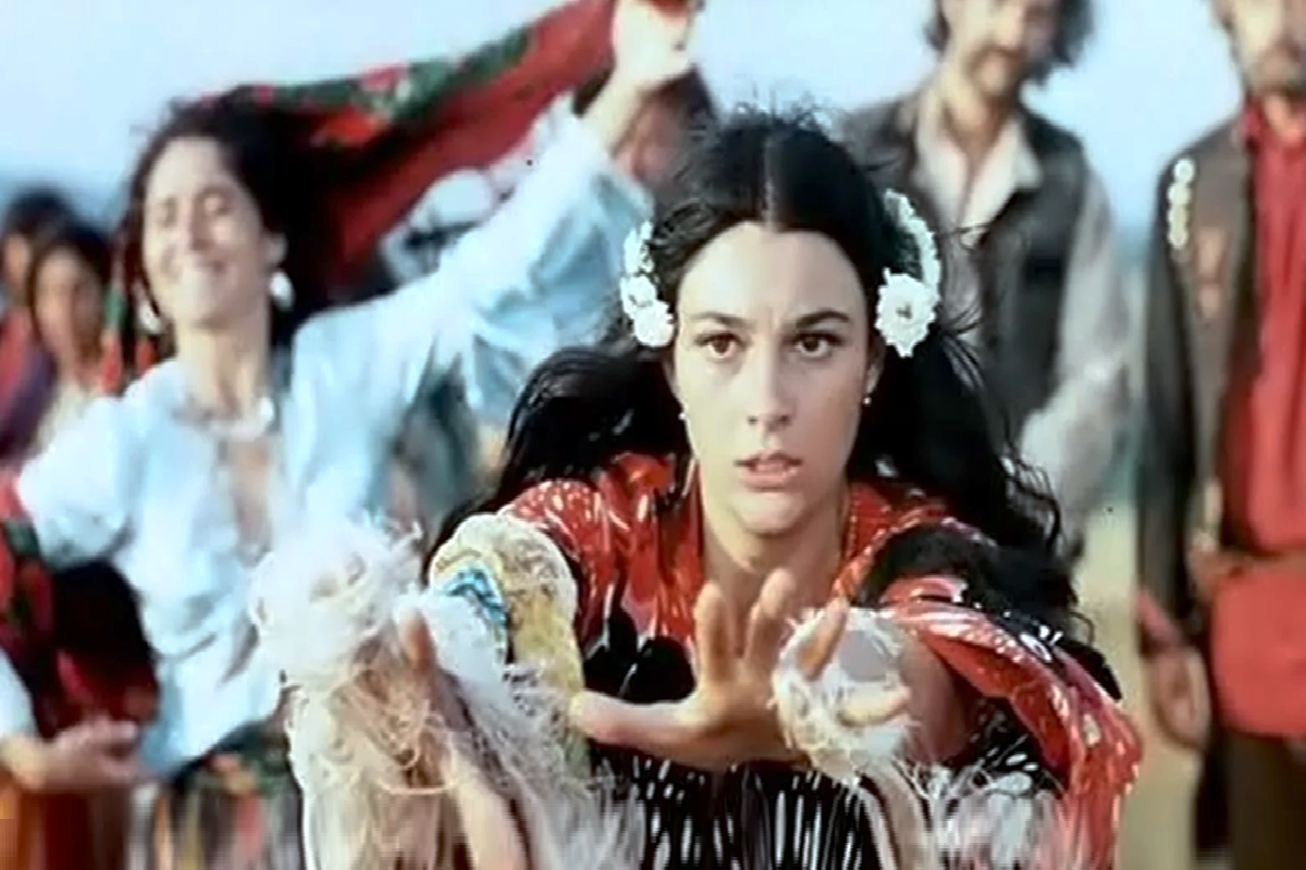 Остается загадкой, как Лотяну удалось уговорить сняться главную героиню в откровенно эротических сценах и даже топлес. 
Фото: кадр из фильма «Табор уходит в небо»