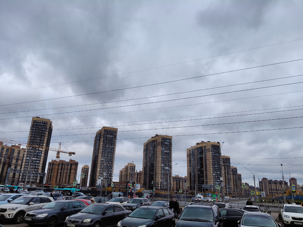 Возле метро "Парнас".