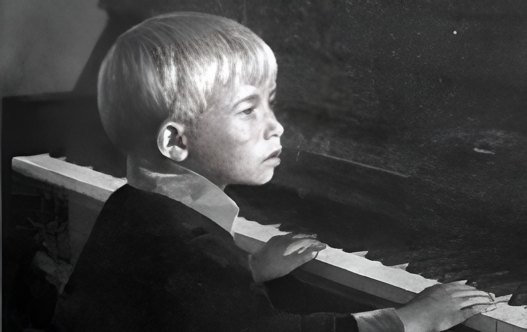  Александра Пахмутова в детстве.