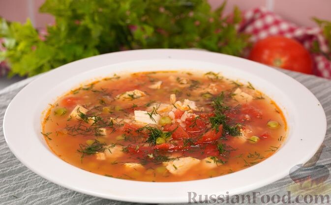 куриное филе, помидоры консервированные в собственном соку, горошек зелёный замороженный, булгур, лук репчатый, лук-порей, морковь, масло оливковое, лавровый лист, сок лимонный, паприка молотая, орегано, перец душистый горошком, соль, перец чёрный молотый, вода