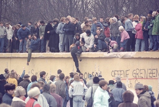    Люди поднимаются на Берлинскую стену у Бранденбургских ворот, 1 января 1990 года, Восточный Берлин, Германия, Европа