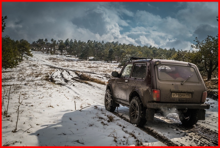 На проселочной дороге, возле кафе "Мечта" Клавдия и остальные прождали Максима минут 15