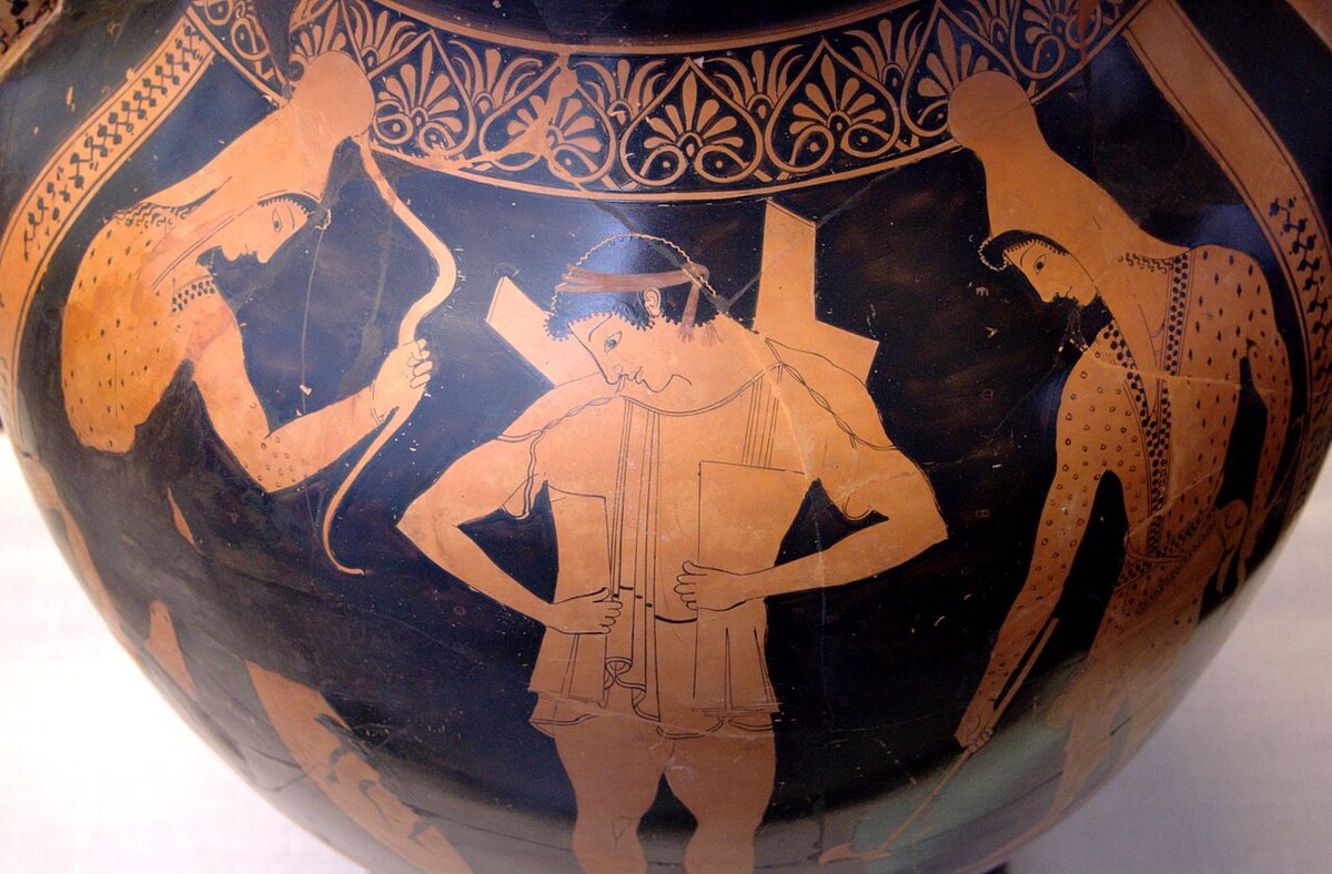 Воин, надевающий линоторакс, из-за спины видны распрямившиеся наплечники. VI век до н. э. 