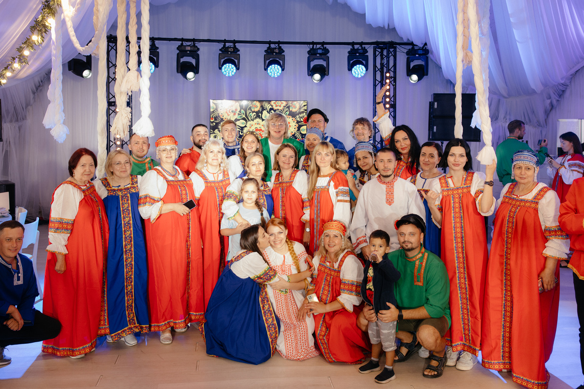 Свадьба в русском стиле в экодеревне Бабиндвор с известным ведущим