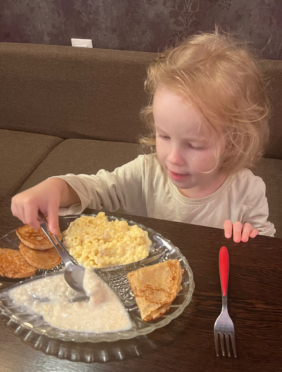 Малышка любит разнообразие, как и её папочка