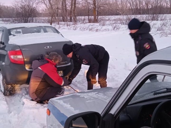    В Новосергиевском районе полицейские помогли замерзающему водителю Оренбуржье
