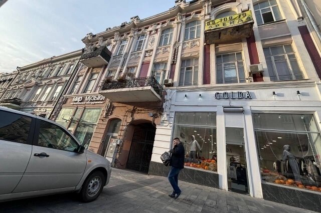    здание на Большой Садовой в Ростове с изображением на фасаде «символов Бэтмена». Фото:  АиФ/ Мариам Папахчян