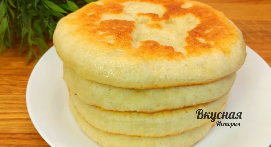 Для меня этот рецепт палочка-выручалочка. Очень вкусные лепешки без яиц, кефира и молока