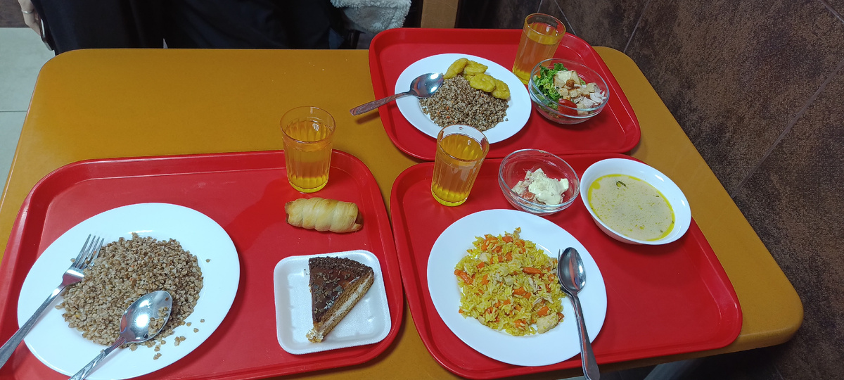 Сын мясо не ест, каждый набирал то что ему хочется 