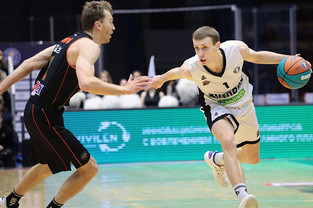    Баскетболист «Автодора» Виталиус Пранаускас (справа).БК «Автодор»