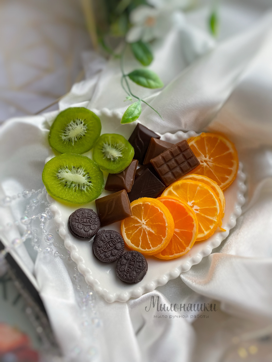 Эти фрукты и шоколад изготовлены из мыла 