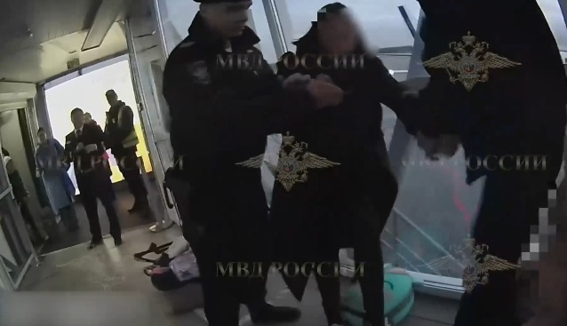    Югорчанка устроила пьяный дебош на борту самолета