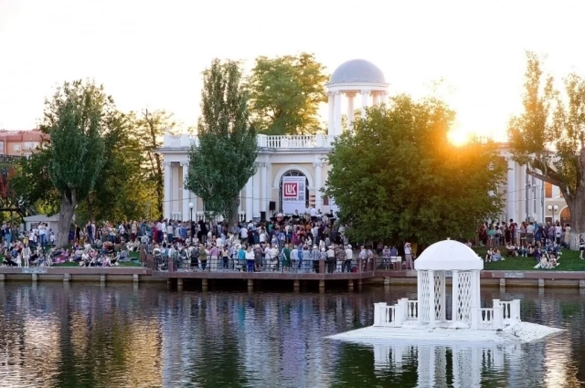    На Лебедином озере в центре Астрахани демонтировали домик с лебедями