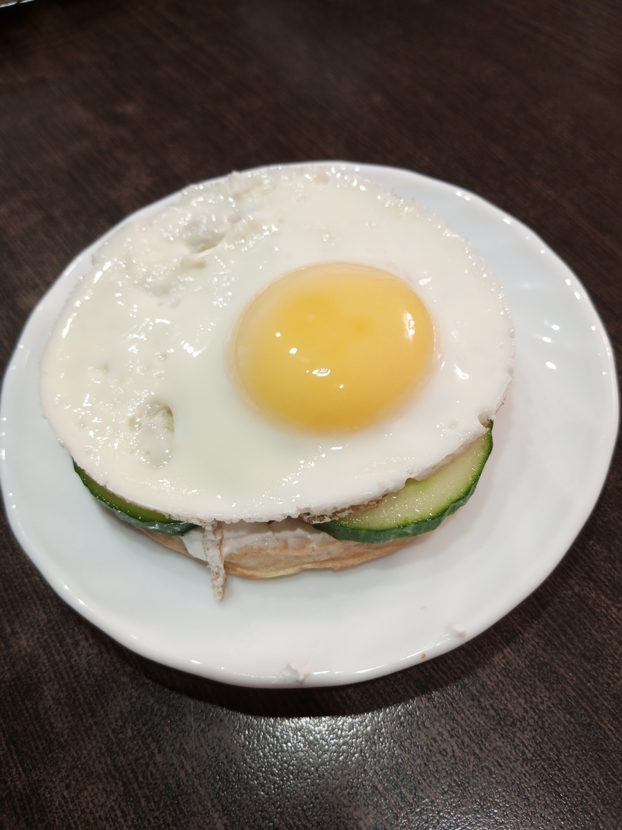 Кабачковая вафля, мягкий творог и яйцо