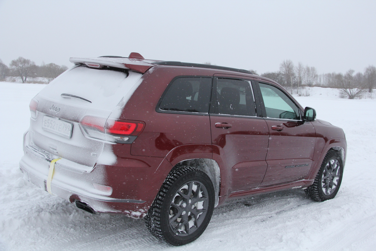Сравнительный тест двух внедорожников от AutoMPS - Jeep Grand Cherokee и Land Rover Defender II. Фото AutoMPS