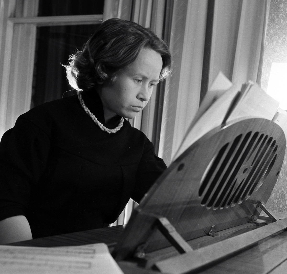    Александра Николаевна Пахмутова родилась 9 ноября 1929 года. Её семья жила недалеко от Сталинграда (Волгограда). Отец был работником электростанции и тапёром — обеспечивал музыкальное сопровождение во время показов немого кино. Он играл на скрипке, балалайке, арфе и фортепиано / РИА Новости / Полунин