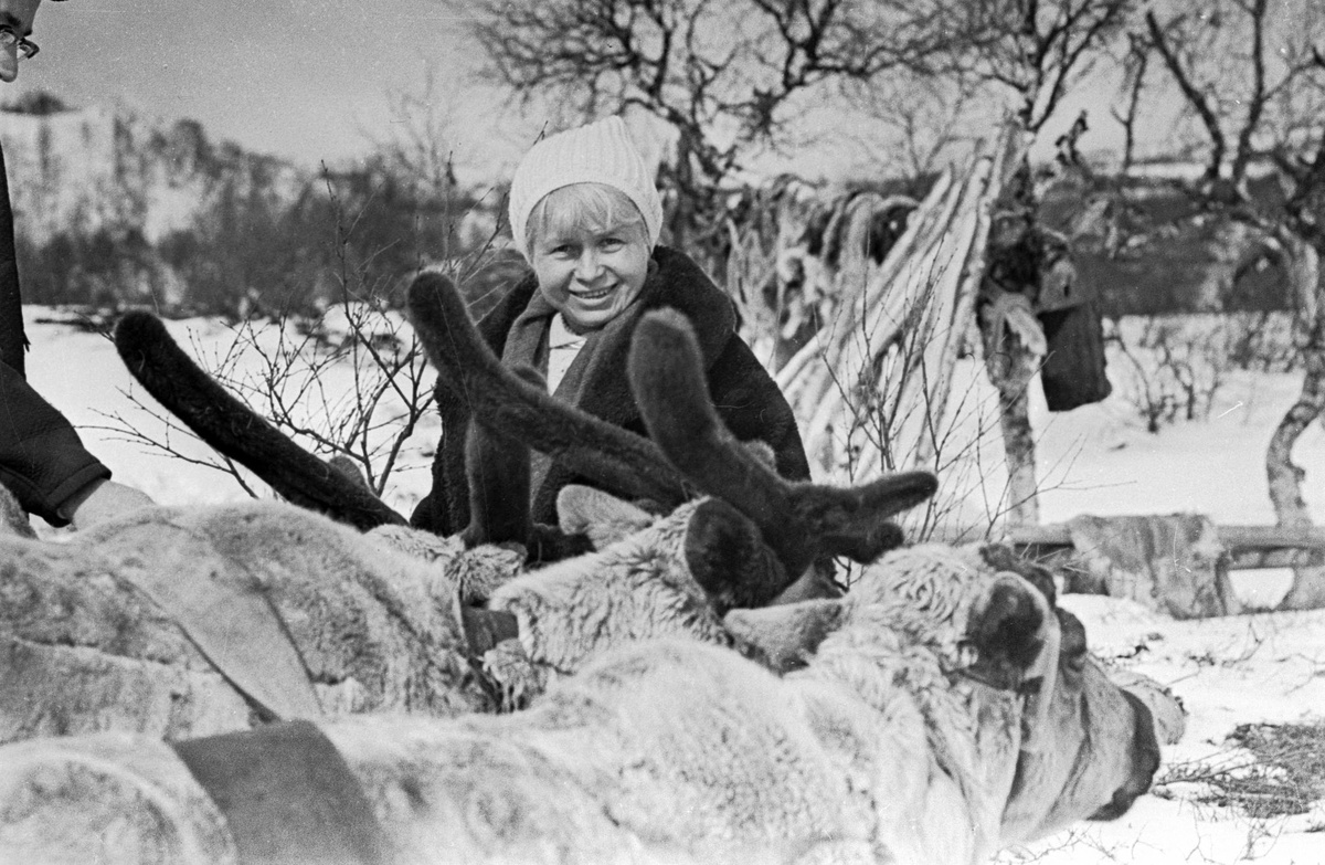    Пахмутова освоила фортепиано в три с половиной года и почти сразу занялась сочинительством. В числе первых написанных ею произведений была пьеса «Петухи поют». Ещё во время войны, в 1943 году, Пахмутовы переехали в Москву, где Александра Николаевна пошла в школу для одарённых детей при консерватории / РИА Новости / Птицын